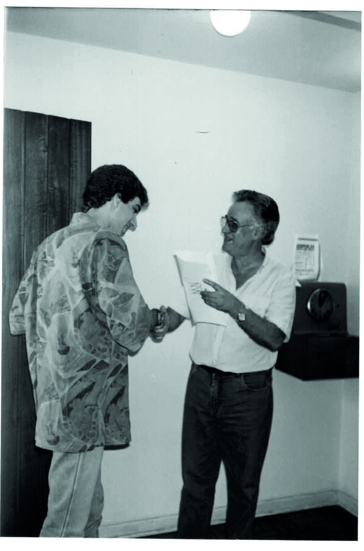 Hilto e Marcelo Cardoso durante a transição da Linotec para a editoração eletrônica, em 1989